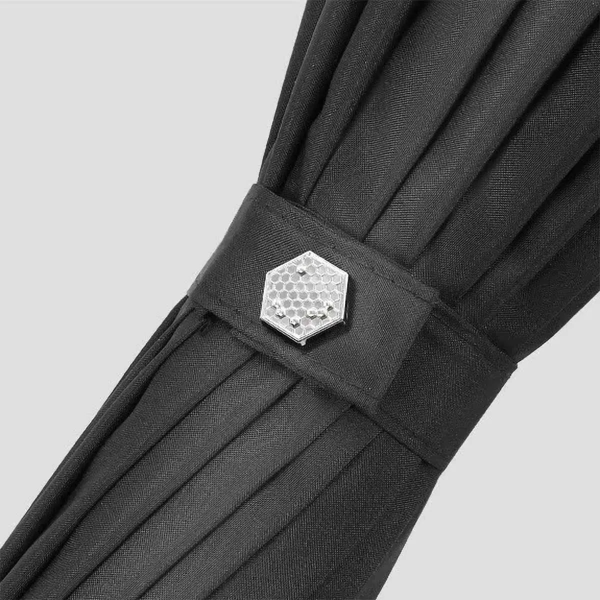 Detail of the stylish honeycomb metal buckle on the closure strap of the 24-rib umbrella.