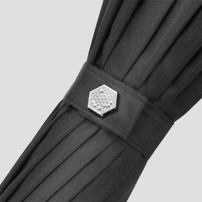 Detail of the stylish honeycomb metal buckle on the closure strap of the 24-rib umbrella.